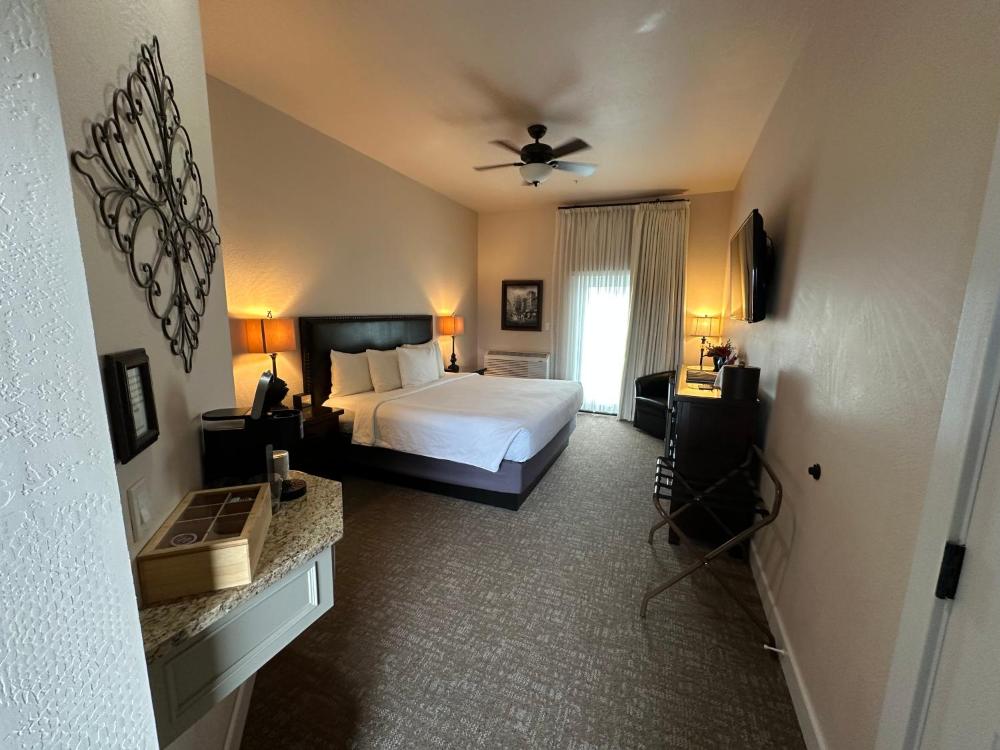 Superior King Room interior